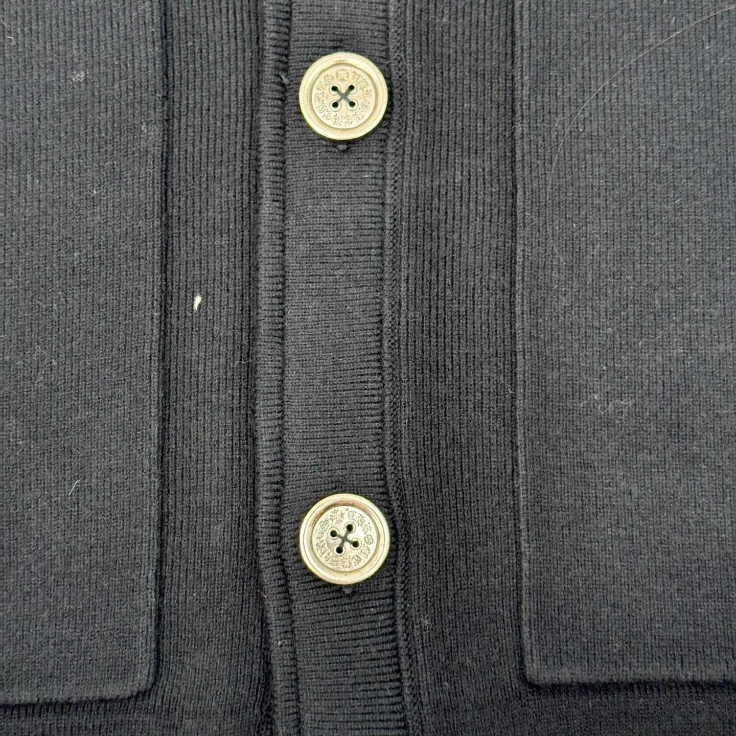 P630 Chrome Hert 25SS Ch wool and leather Sanskrit embroidered knitted cardigan Size: S/M/L The yarn is made of 26-count double-ply high-proportion merino wool The flat machine is knitted using Stor 352 imported from Germany The back, collar and placket are cut and cut with genuine sheepskin engraving The embroidery is printed multiple times according to the original version using an imported machine The mold opening hardware is aged and oxidized